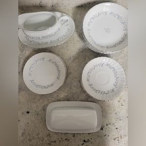 17piece Camelot Fine China Set, Gracious 1990